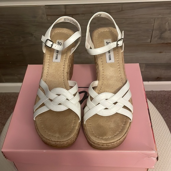 SM New York White Sandal/Wedge Size 8.5 - Picture 2 of 7